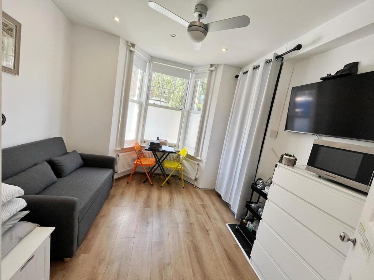 Renovated Small Self Contained Studio Apartment London Exterior photo
